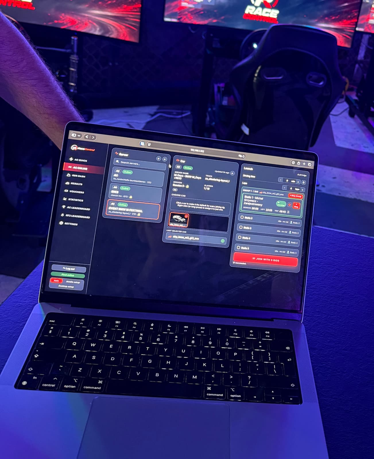 Laptop na stoisku prowadzący pulpit operatora RaceControl, gotowy do połączenia pięciu symulatorów z jednym serwerem
